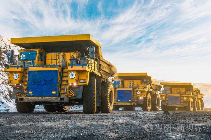 生产有用的矿物质.矿山卡车开采机械从露天煤矿运煤到煤炭生产
